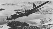 Un B-17 bombardant les positions japonaises dans les Iles Salomon